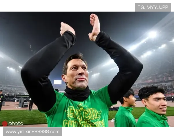 国安新援恩科洛洛抵沪晒照亮相